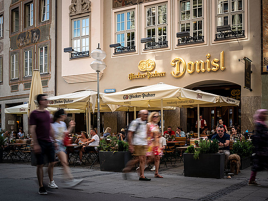 Biergarten vor dem Donisl Wirtshaus in München am Marienplatz