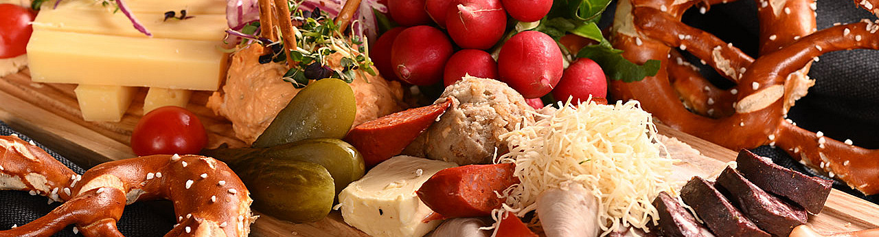 Brotzeitplatte mit verschiedenen bayerischen Spezialitäten
