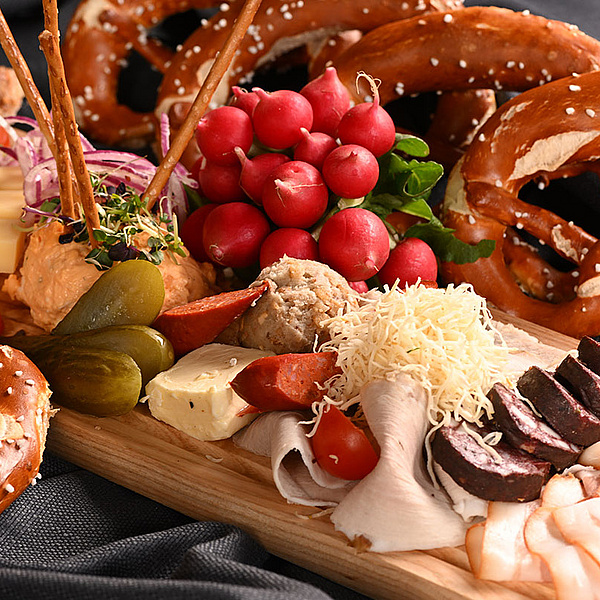 Brotzeitplatte mit verschiedenen bayerischen Spezialitäten