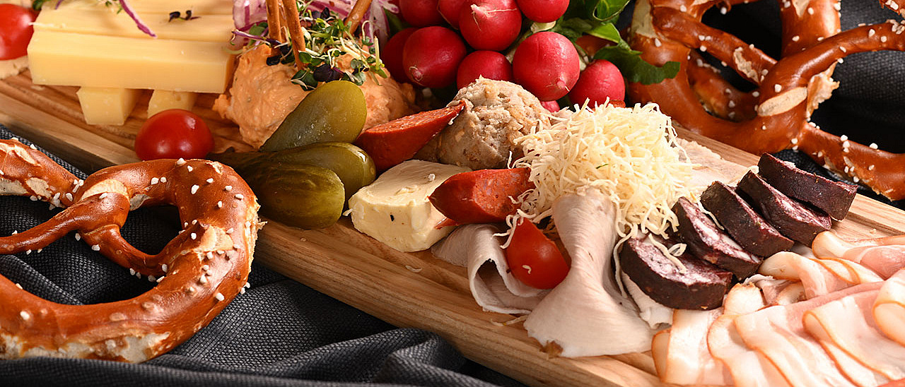 Brotzeitplatte mit verschiedenen bayerischen Spezialitäten
