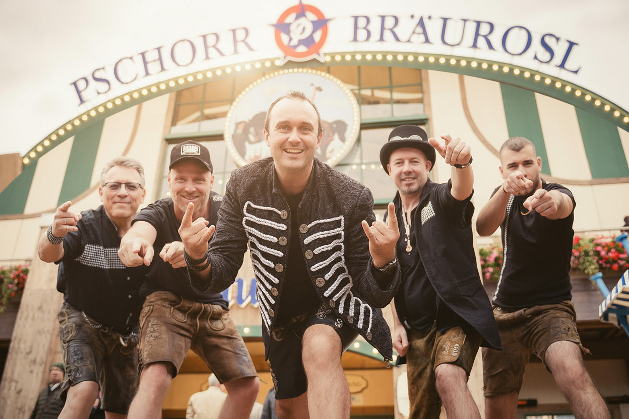 Bandmitglieder der Volxxbeat Partyband vor dem Oktoberfestzelt Bräurosl